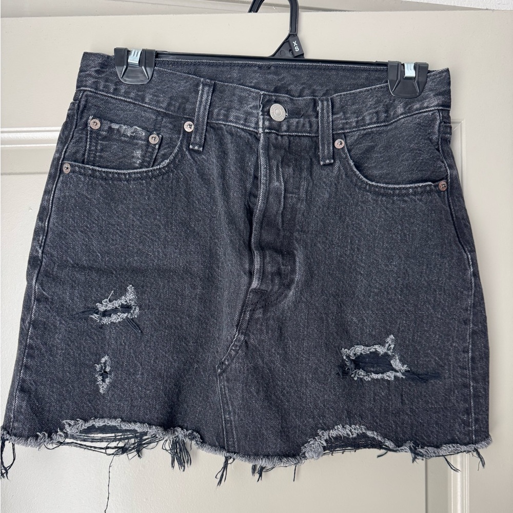 Levi’s Faded Black Distressed Denim Mini Skirt | Size 26